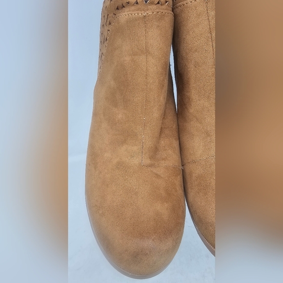 Maurices Women's Daisey Perforated Wedge Ankle Zip Bootie Tan Faux Suede Size 11 - Picture 3 of 14